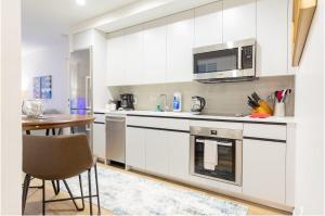 Chic Apt Seaport with Pool