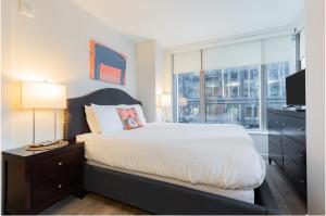 Chic Apt Seaport with Pool