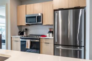 New Luxury Apt Downtown with Pool