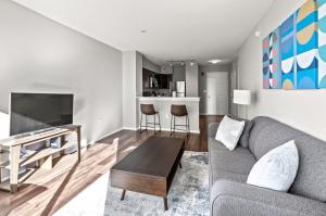 Modern Apt Near Downtown