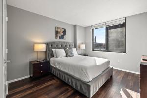 Modern Apt Near Downtown