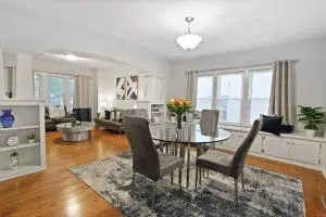 Burrell Bay - Upscale 2-Queen Bedroom Lower Unit - Cudahy