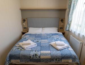 Hiba Luxury Lodge At Parkdean Cayton Bay Holiday Park