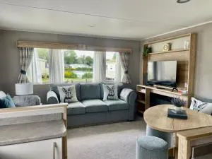 Pretty 2 Bedroom Caravan, South Cerney - 南塞尔尼