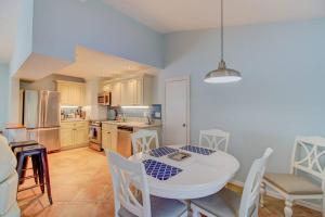 VILLA 6 walk to Beach 2 bedroom 2 Bath Pool