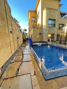 فيلا مفروشه للإيجار كومبوند رويال هيلز اكتوبر