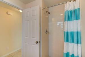 Sea Horse One Bedroom Pool Walk to Beach