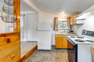 Grants Pass Cottage about 8 Mi to Rogue River!