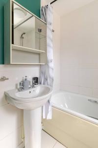 Lovely Apartment with Garden & Parking