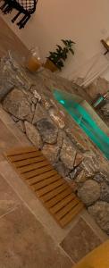 Appartements I pozzi jacuzzi furiani love room haute corse : photos des chambres