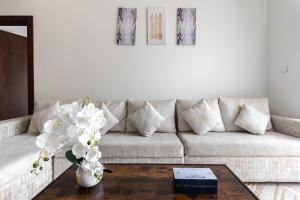 Simply Comfort Vacation Homes Rental Binghatti Gateway Family 2BR with Balcony, Close to Dubai Mall & Burj Khalifa