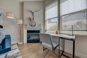 Penthouse One Bedroom Garden View Condo by UCLA