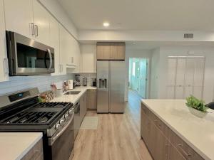 Corner 2 Bedroom 2 Bath Condo - Balcony - Parking