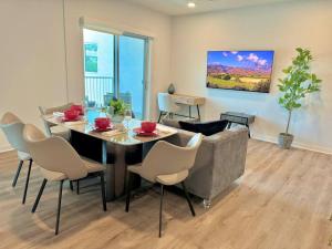 Corner 2 Bedroom 2 Bath Condo - Balcony - Parking