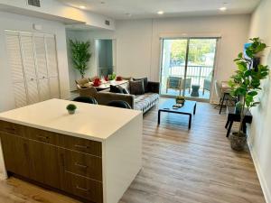 Corner 2 Bedroom 2 Bath Condo - Balcony - Parking