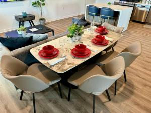 Corner 2 Bedroom 2 Bath Condo - Balcony - Parking