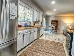 Cute Cottage with 3 min walk to beach with bikes! - Jekyll Island