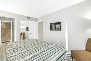 Private Patio, Walk to All! 5min- Siesta Keys Best Beach, 1min- Shopping Dining & Entertainment!