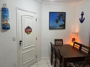 Apto confortável, Praia das Astúrias 5 min a pé, garagem, 2 quarto ar, suíte, wi-fi