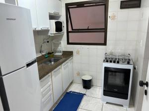 Apto confortável, Praia das Astúrias 5 min a pé, garagem, 2 quarto ar, suíte, wi-fi