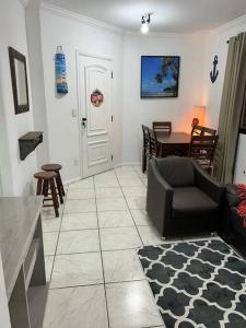 Apto confortável, Praia das Astúrias 5 min a pé, garagem, 2 quarto ar, suíte, wi-fi