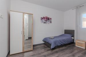 Family friendly house with a swimming pool Vir - Lozice, Vir - 23513