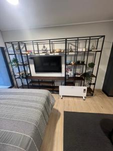 80 Metros , costado Clinica las Condes ,hasta 5 personasn