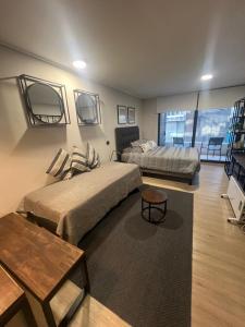 80 Metros , costado Clinica las Condes ,hasta 5 personasn