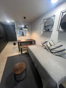 80 Metros , costado Clinica las Condes ,hasta 5 personasn