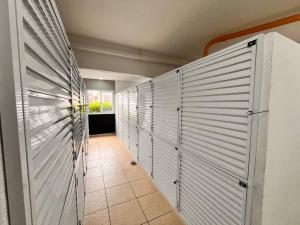 Pé na praia, em frente ao mar, Praia Grande