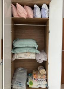 Pé na praia, em frente ao mar, Praia Grande