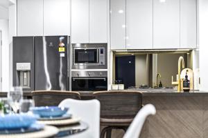 LUXURY HIGH FLOOR 3 Bedroom Unit with OCEAN Views - Q Stay