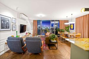 Eloquent Executive Footscray Apt with parking & pool