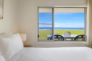 Absolute Beachfront Apartment 3B