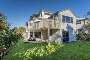 Hosts on the Coast Buffalo Beach Escape - Cooks Beach