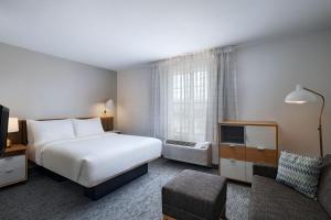 Queen Studio with Sofa Bed and Adapted Tub - Mobility and Hearing Accessible room in TownePlace Suites by Marriott College Station