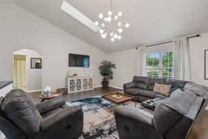 Pool, Hot Tub, Game Room & Sleeps 18! By StayLage