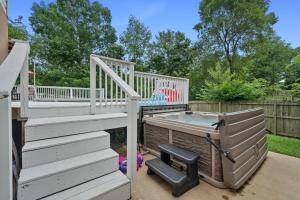 Pool, Hot Tub, Game Room & Sleeps 18! By StayLage