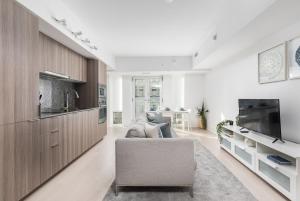 Central Downtown 1 and Den w 3 beds Sleeps 4 by UofT