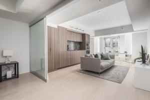 Central Downtown 1 and Den w 3 beds Sleeps 4 by UofT