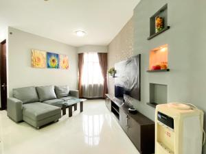 Homey 2BR Apartment Crown Court Executive Condominium By Travelio