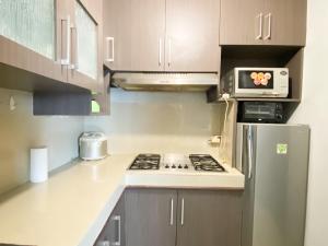 Homey 2BR Apartment Crown Court Executive Condominium By Travelio