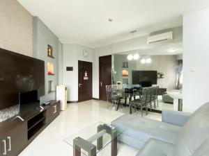 Homey 2BR Apartment Crown Court Executive Condominium By Travelio