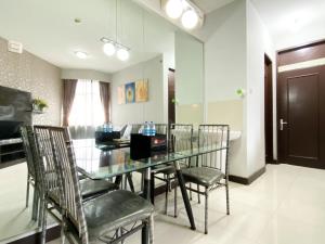 Homey 2BR Apartment Crown Court Executive Condominium By Travelio