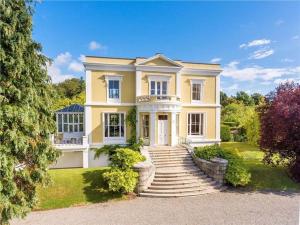 Montebello Apartment