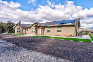 Mountain View House with hot tub, putting green, stunning views