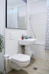 Maria - Modern Apartment with Parking and Workspace