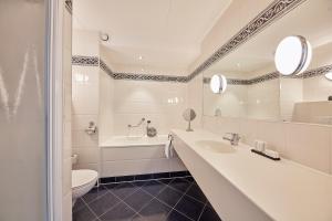 Deluxe Double or Twin Room with View room in Carlton Square Hotel