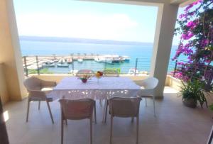 Apartment with a sea View No 15, first row by the sea, Beach house Ana