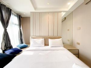 Simply and Comfortable 2BR Pollux Chadstone Apartment By Travelio